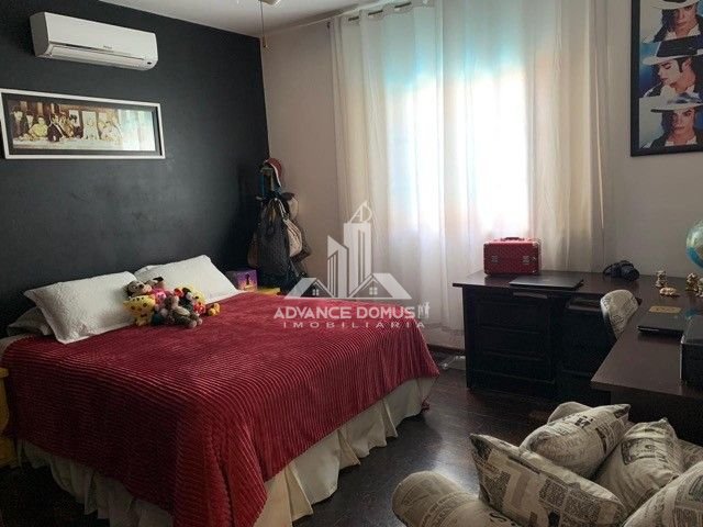 Casa à venda com 3 quartos, 267m² - Foto 4